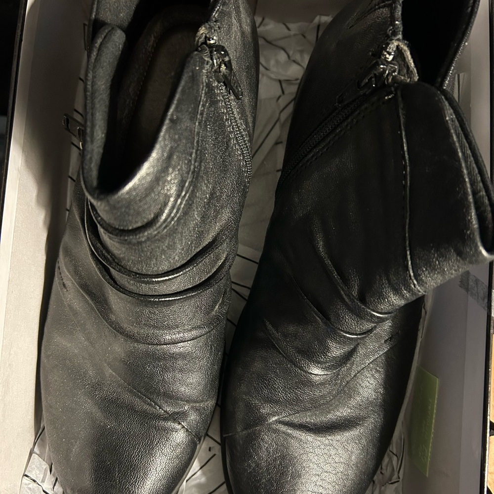 Women’s Boots - Picture 2 of 4
